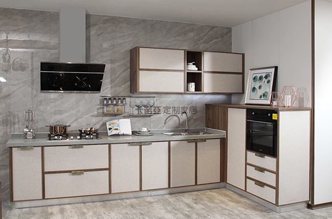 實木櫥柜和不銹鋼櫥柜哪個好？兩者優缺點對比分析